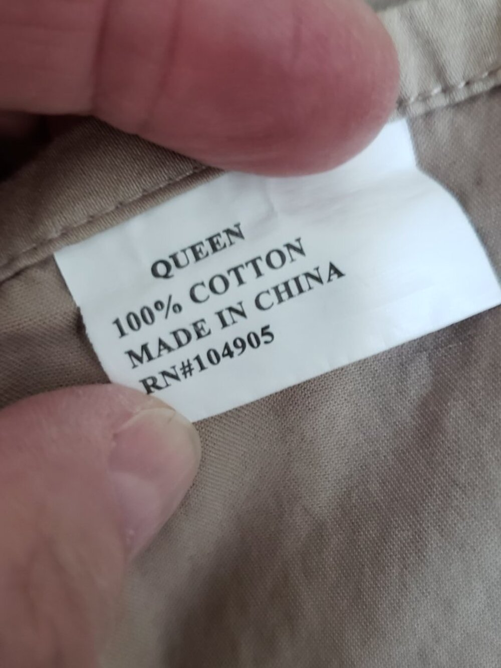 2 sets of queen sheets (fitted and flat + 2 pillowcases for each set). - Picture 2 of 4